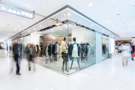 Quelle mati&egrave;re plastique choisir pour une vitrine de magasin r&eacute;sistante et esth&eacute;tique ?
